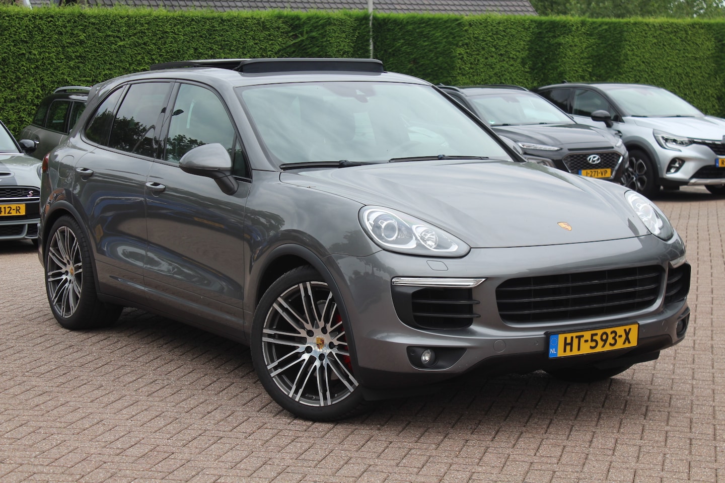 Porsche Cayenne - 3.0 S E-Hybrid / Panoramadak / Luchtvering / 21'' / Sportchrono / Leder / Stoelverwarming - AutoWereld.nl