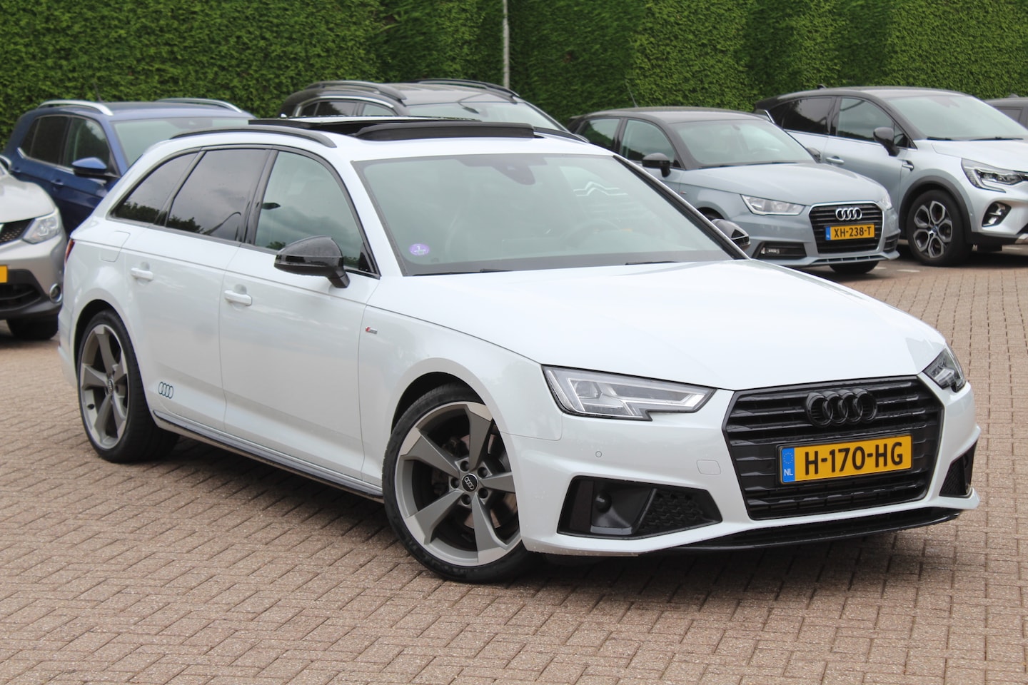 Audi A4 Avant - 40 TFSI Sport S line black edition / Trekhaak / Panoramadak / Luxe Leder / Keyless / 19'' - AutoWereld.nl