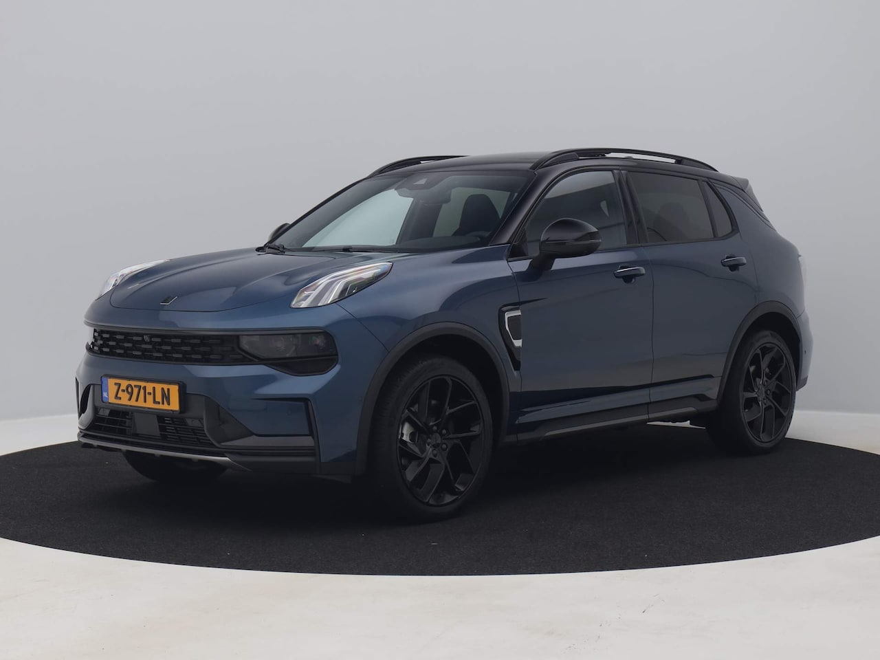 Lynk & Co 01 - 80 X NIEUW OP VOORRAAD | 1.5 Plug-in Hybrid | 360° | BLACK | ZWARTE HEMEL | NLD AUTO - AutoWereld.nl