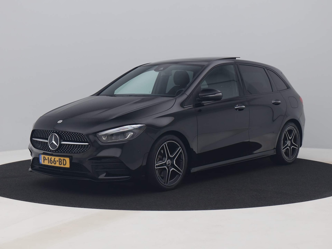 Mercedes-Benz B-klasse - 180 Business Solution AMG | PANO | WIDESCREEN | SFEER.VERL | KEYLESS - AutoWereld.nl