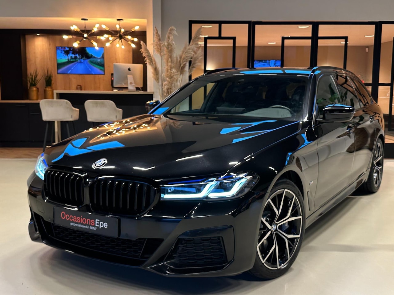 BMW 5-serie Touring - 530i M-Sport Shadowline Harman Kardon - AutoWereld.nl