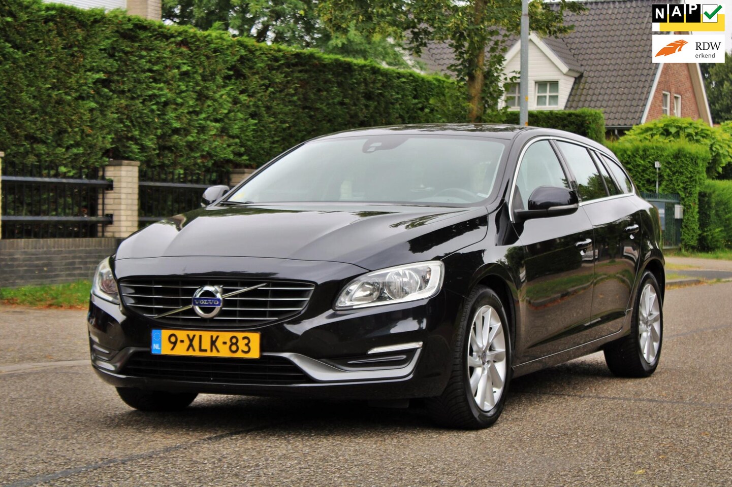 Volvo V60 - 1.6 D2 Momentum | AUTOMAAT | NAVI | CLIMA | CRUISE | TREKHAAK | NAP | ZEER MOOIE DEALER ON - AutoWereld.nl