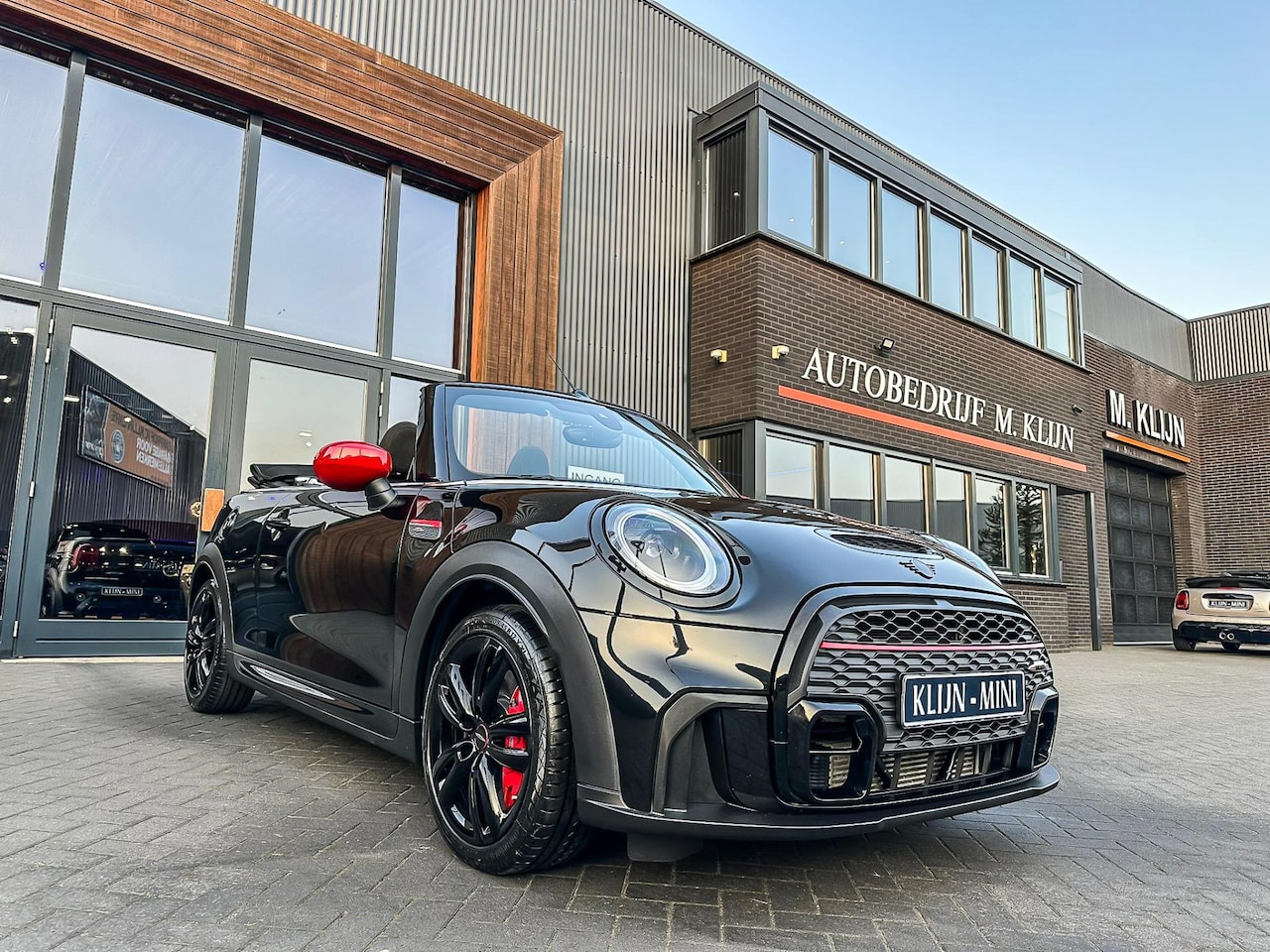 MINI Cabrio - Mini 2.0 John Cooper Works F1 aut 231pk/nw model/navi/camera/head up/btw - AutoWereld.nl