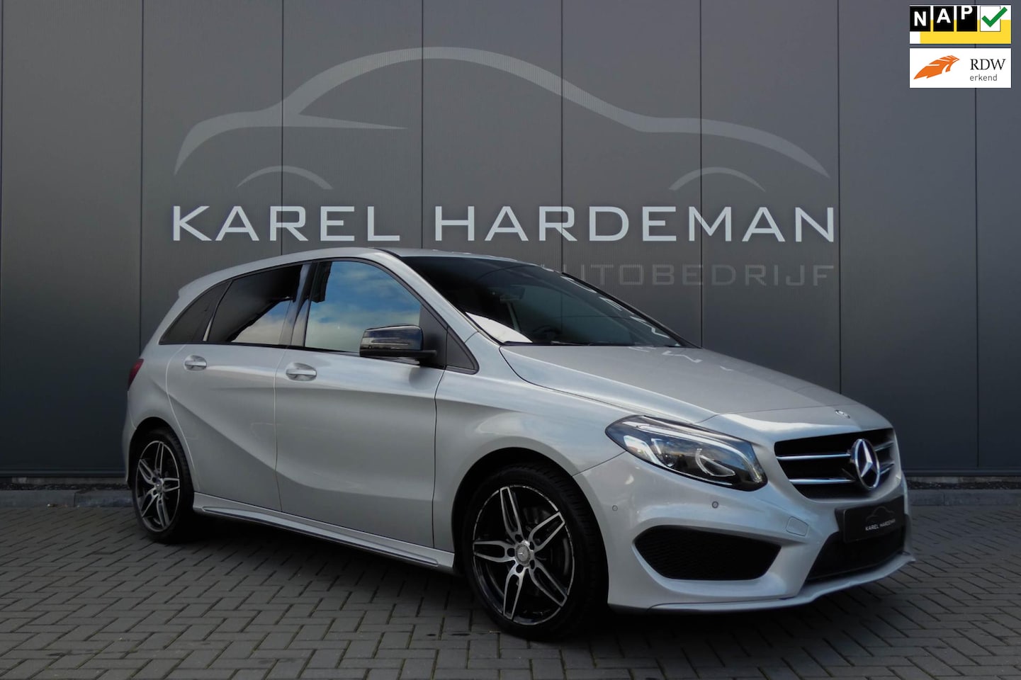 Mercedes-Benz B-klasse - 250 4Matic | AMG PAKKET | SFEERVERLICHTING | CAMERA | NAVIGATIE - AutoWereld.nl