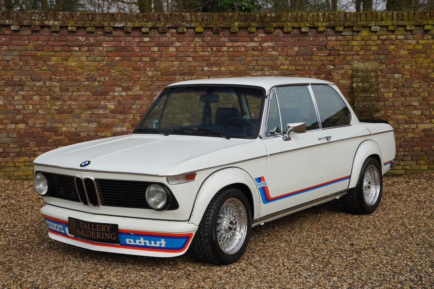 BMW 02-serie - Been in one family possession since new, A comprehensive restored five-speed 2002 Turbo in - AutoWereld.nl