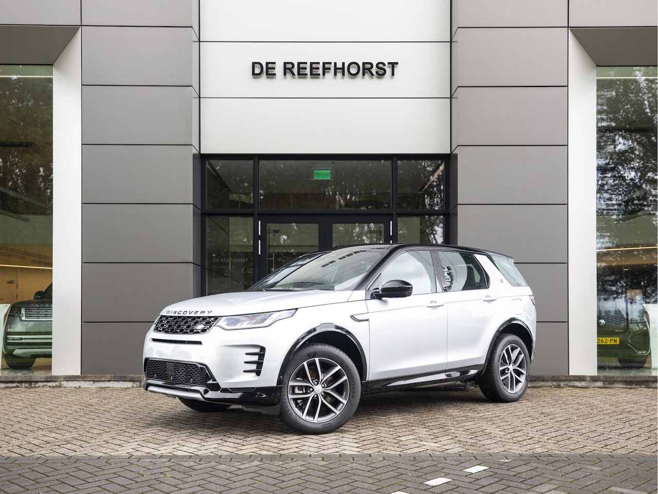 Land Rover Discovery Sport - P300e 309pk AWD Dynamic PHEV SE | NIEUW - 0 km | 5 jaar garantie | Adaptive Cruise | Panor - AutoWereld.nl