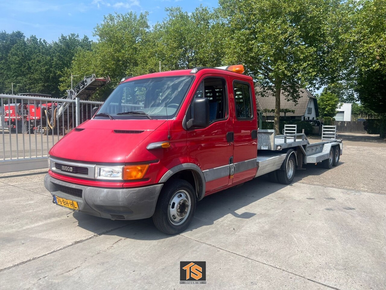 Iveco Daily - DAILY - EURO 3 - 7 PERSONS - BE TREKKER-COMBI - +VELDHUIZEN MACHINE TRAILER - NL TRUCK - T - AutoWereld.nl