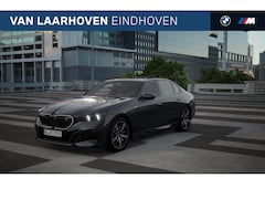 BMW i5 - eDrive40 M Sport 84 kWh / Panoramadak / Trekhaak / Parking Assistant Plus / Adaptieve LED