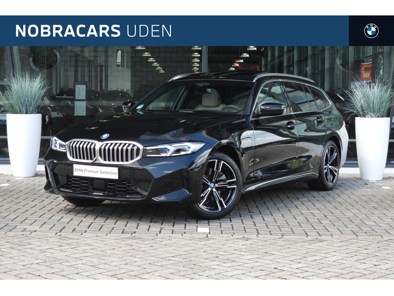 BMW 3-serie Touring - 330e High Executive M Sport Automaat / Panoramadak / Sportstoelen / Adaptieve LED / Adapti - AutoWereld.nl