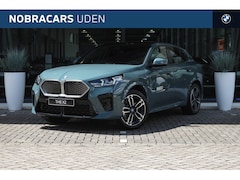 BMW iX2 - xDrive30 High Executive M Sport 65kWh / Panoramadak / Sportstoelen / Parking Assistant Plu