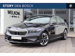 BMW 5-serie - 530e High Executive Automaat / Panoramadak / Trekhaak / Adaptieve LED / Stoelverwarming /