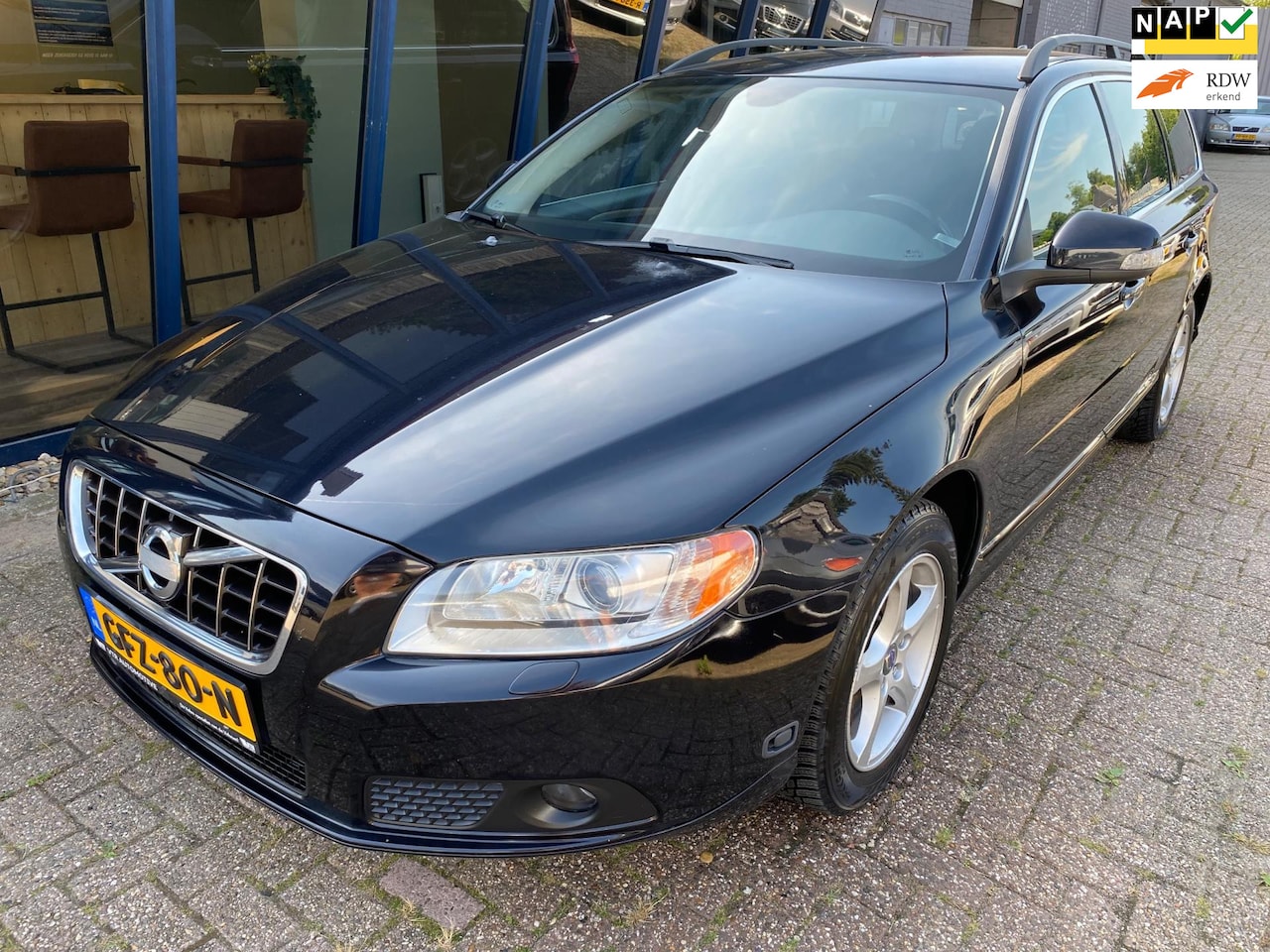 Volvo V70 - 2.5FT Momentum 230PK H.LEER / ECC / PDC / TREKHAAK - AutoWereld.nl