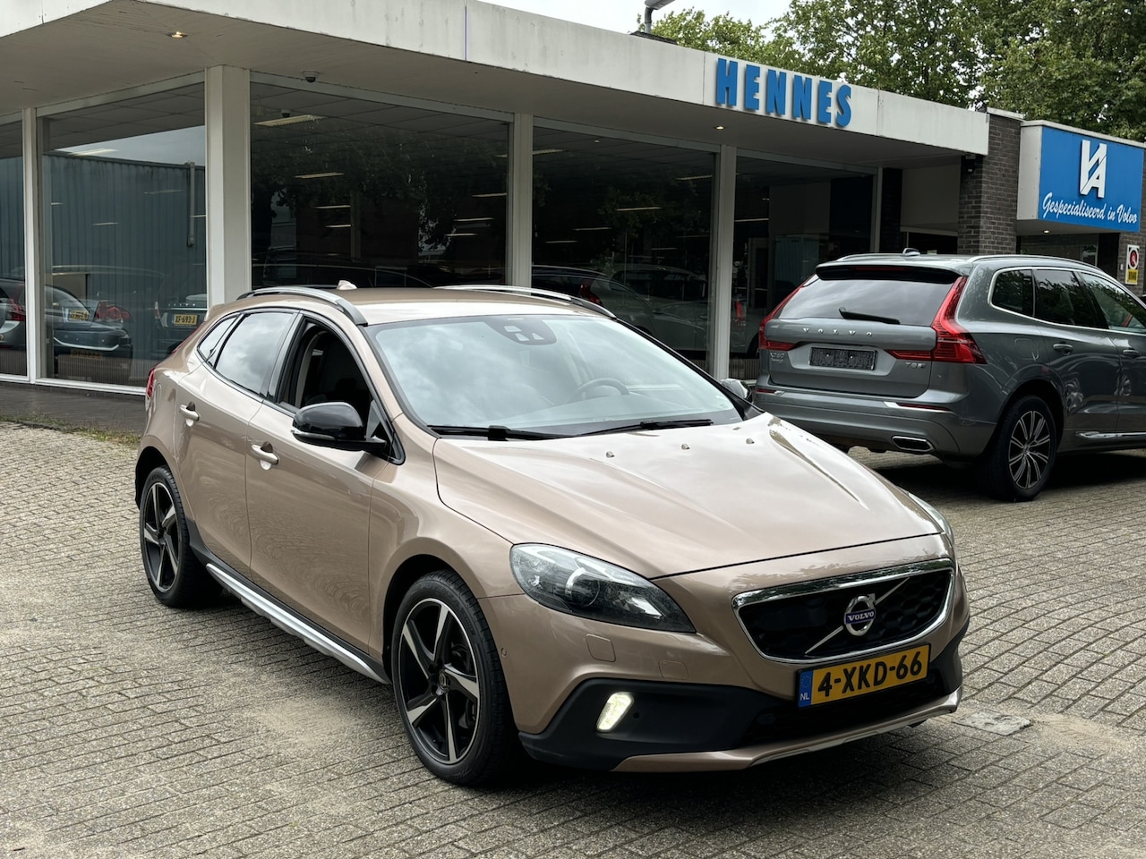 Volvo V40 Cross Country - 2.5 T5 AWD Summum ACC Standkachel PDC assistent en camera - AutoWereld.nl