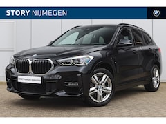 BMW X1 - sDrive20i M Sport Automaat / Trekhaak / Sportstoelen / LED / M Sportonderstel / Park Assis