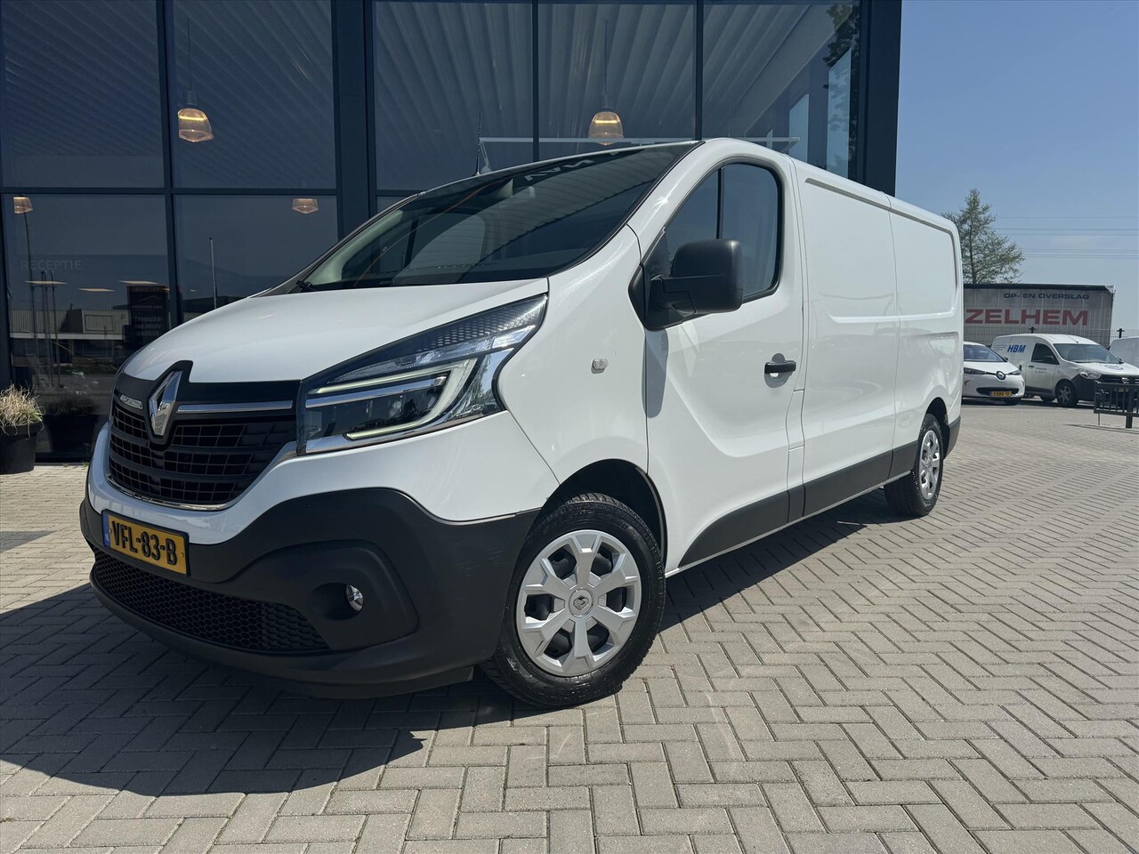 Renault Trafic - 2.0 Energy dCi 120pk L2H1 T29 Work Edition / Navigatie / Camera / Trekhaak - AutoWereld.nl