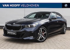 BMW 5-serie - 520i High Executive M Sport Automaat / Panoramadak / Trekhaak / Parking Assistant Professi