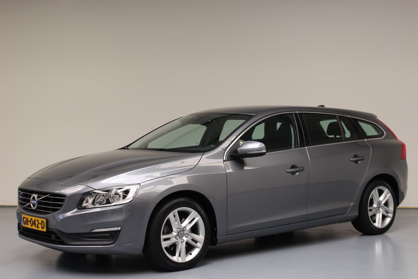 Volvo V60 - 2.0 T4 Momentum Automaat | Rijklaarprijs | Trekhaak | - AutoWereld.nl