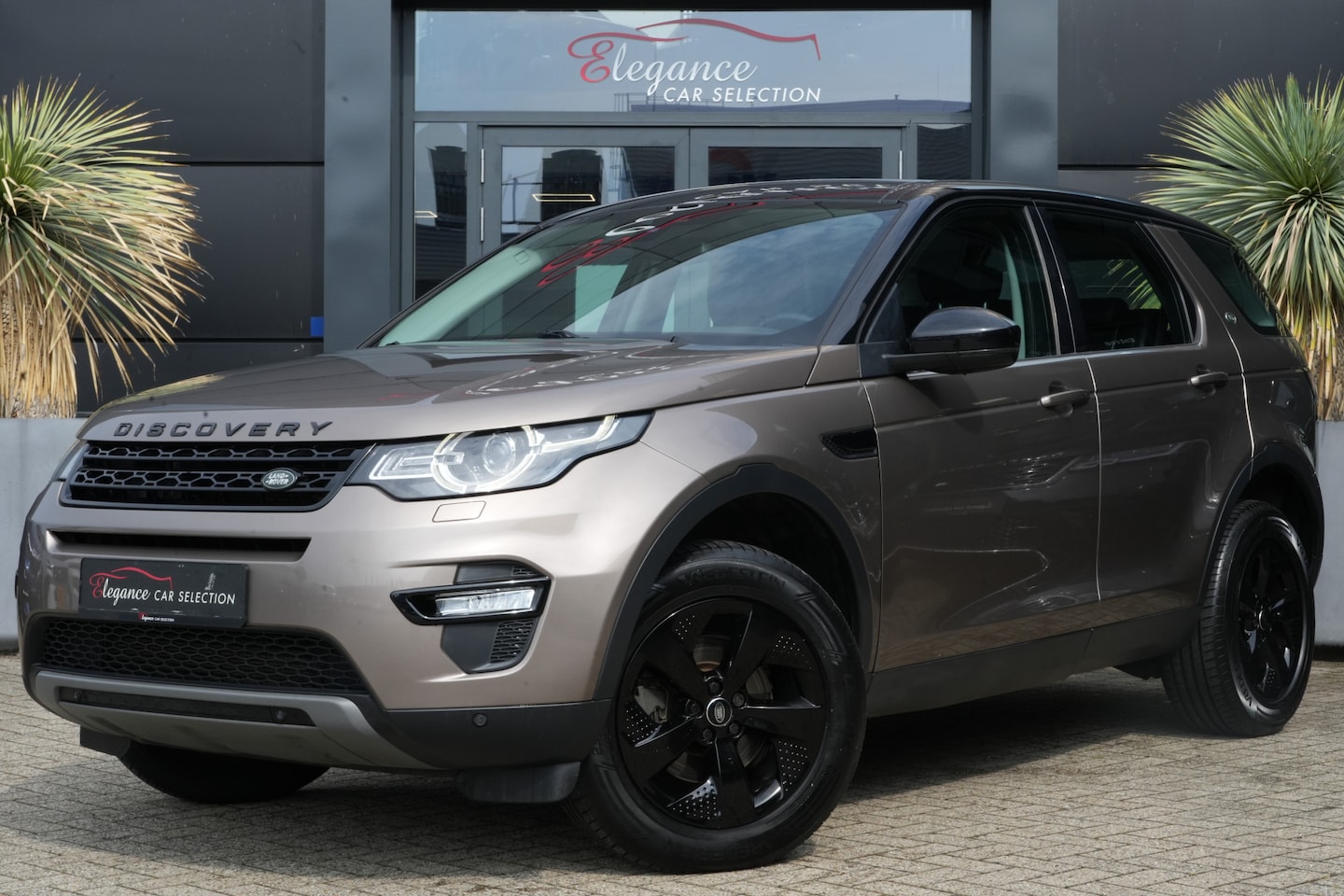 Land Rover Discovery Sport - 2.2 TD4 4WD HSE 7p. 150pk Panoramadak/Navigatie/Trekhaak - AutoWereld.nl