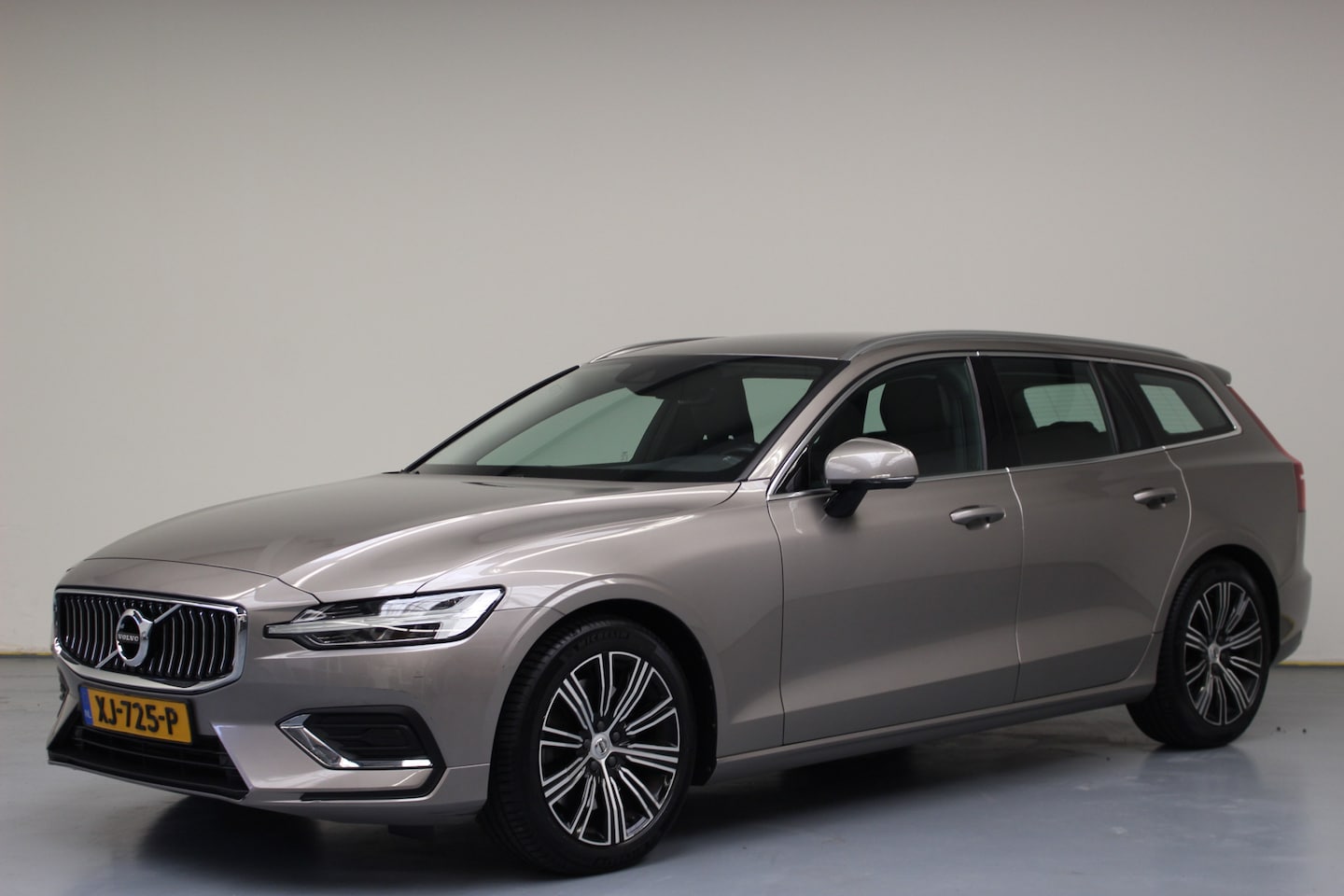 Volvo V60 - T5 250pk Inscription | Rijklaarprijs | Trekhaak | - AutoWereld.nl