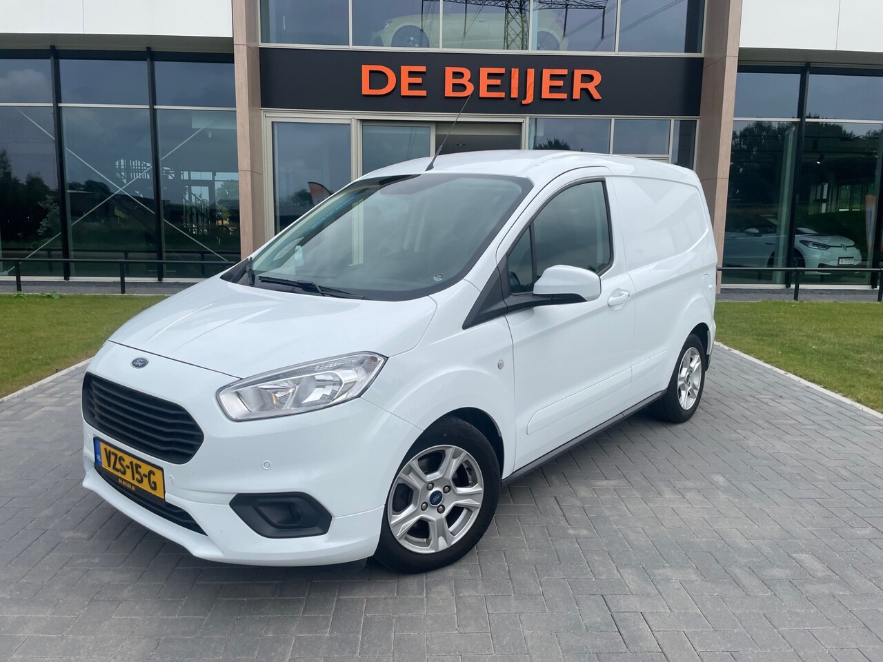 Ford Transit Courier - 1.5 TDCI Limited 100pk I Navigatie I Cruise I Airco - AutoWereld.nl