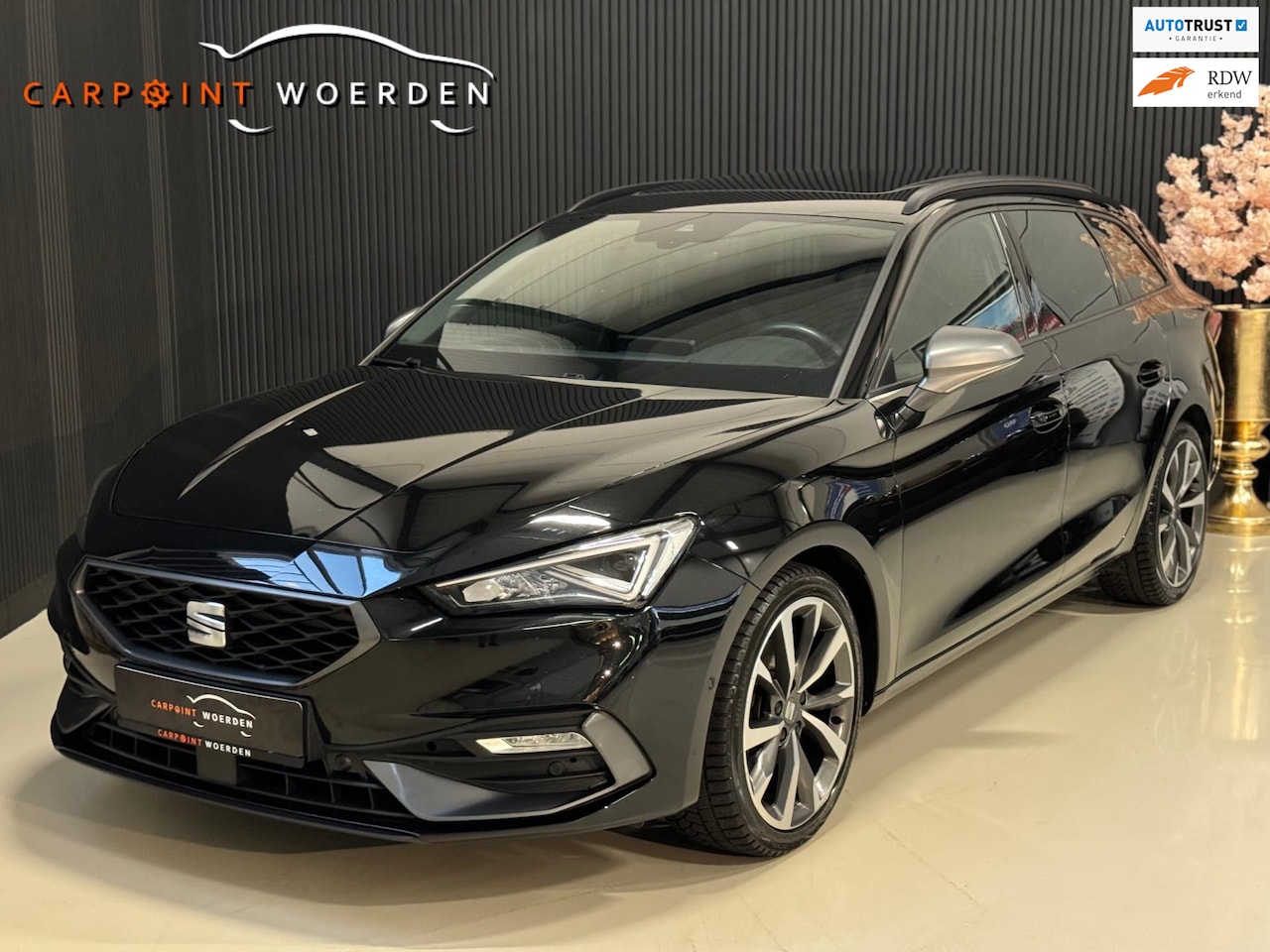 Seat Leon Sportstourer - 1.5 eTSI FR PANO | CAMERA | SFEERVERL. | BOMVOL! - AutoWereld.nl