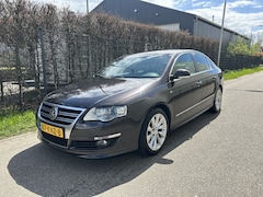 Volkswagen Passat - 1.8 TFSI Highline / NAVI / CRUISE / AIRCO ECC / KEYLESS