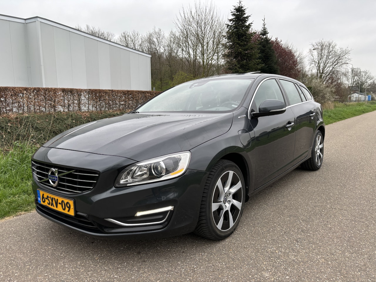 Volvo V60 - 2.4 D6 AWD Plug-In Hybrid Summum / AUTOMAAT / SCHUIFDAK / LEER / NAVI - AutoWereld.nl