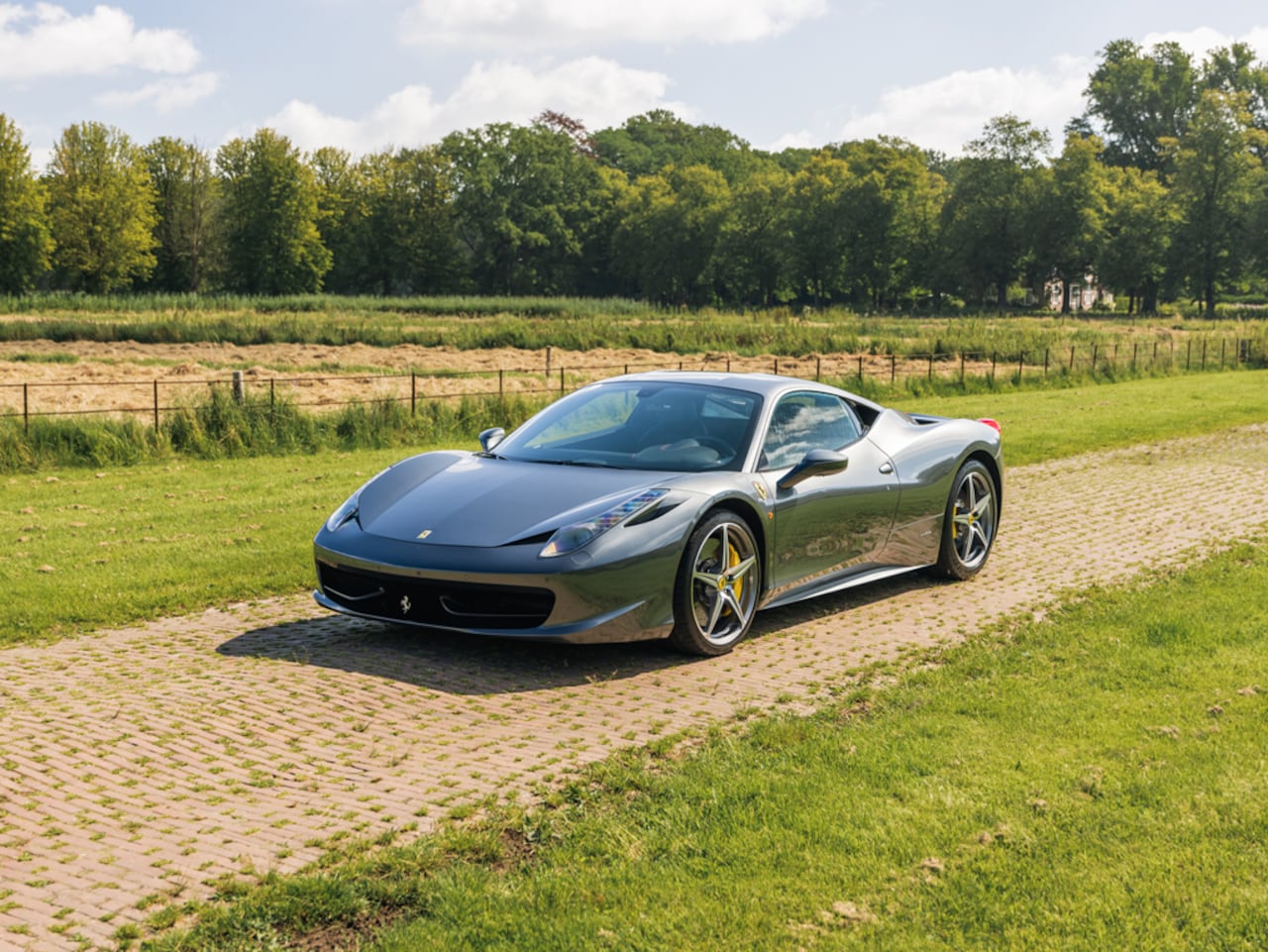 Ferrari 458 - 4.5 V8 Italia 4.5 V8 Italia, Carbon, new Ferrari Service, new condition - AutoWereld.nl