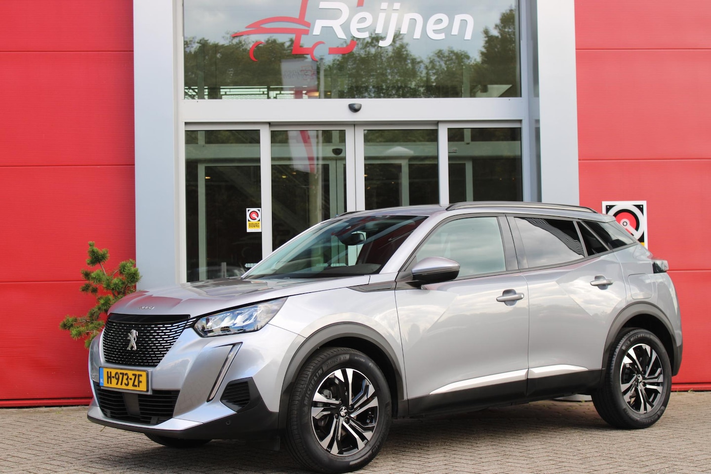 Peugeot 2008 - 1.2 130PK AUTOMAAT ALLURE PACK | NAVIGATIE 10" TOUCHSCREEN | ACHTERUITRIJ CAMERA | APPLE C - AutoWereld.nl