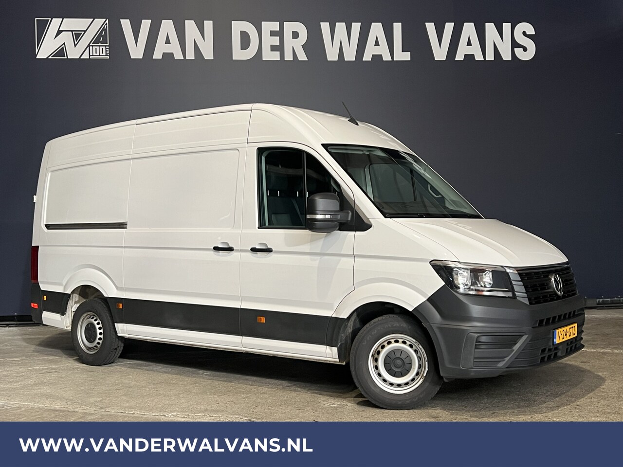 Volkswagen Crafter - 2.0 TDI 141pk L3H3 L2H2 Euro6 Airco | Camera | Apple Carplay | Android Auto Bijrijdersbank - AutoWereld.nl