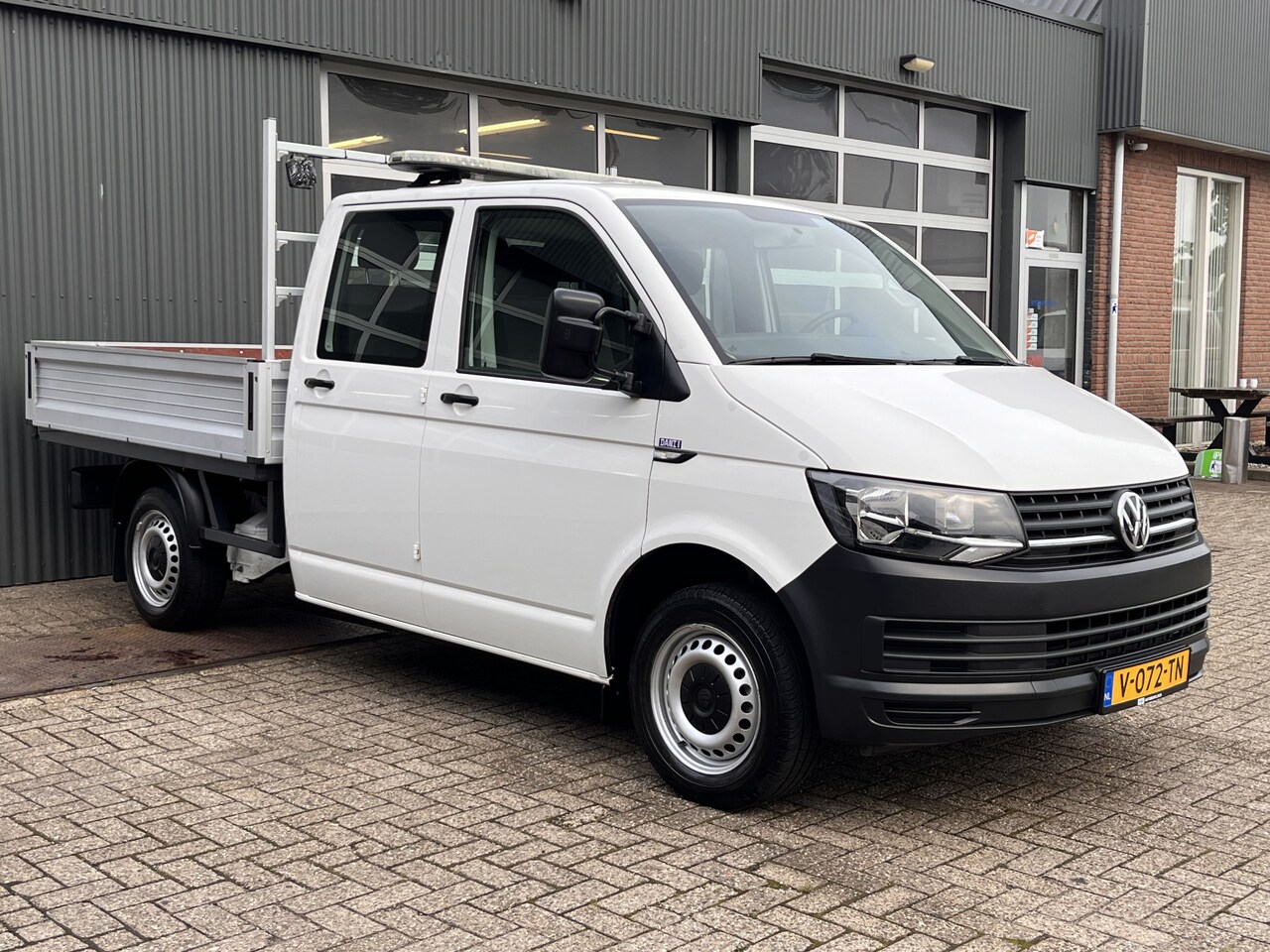 Volkswagen Transporter - 2.0 TDI L2H1 DC Euro 6 Pick up open laadbak Pick-up Airco Bluetooth Apple carplay trekhaak - AutoWereld.nl