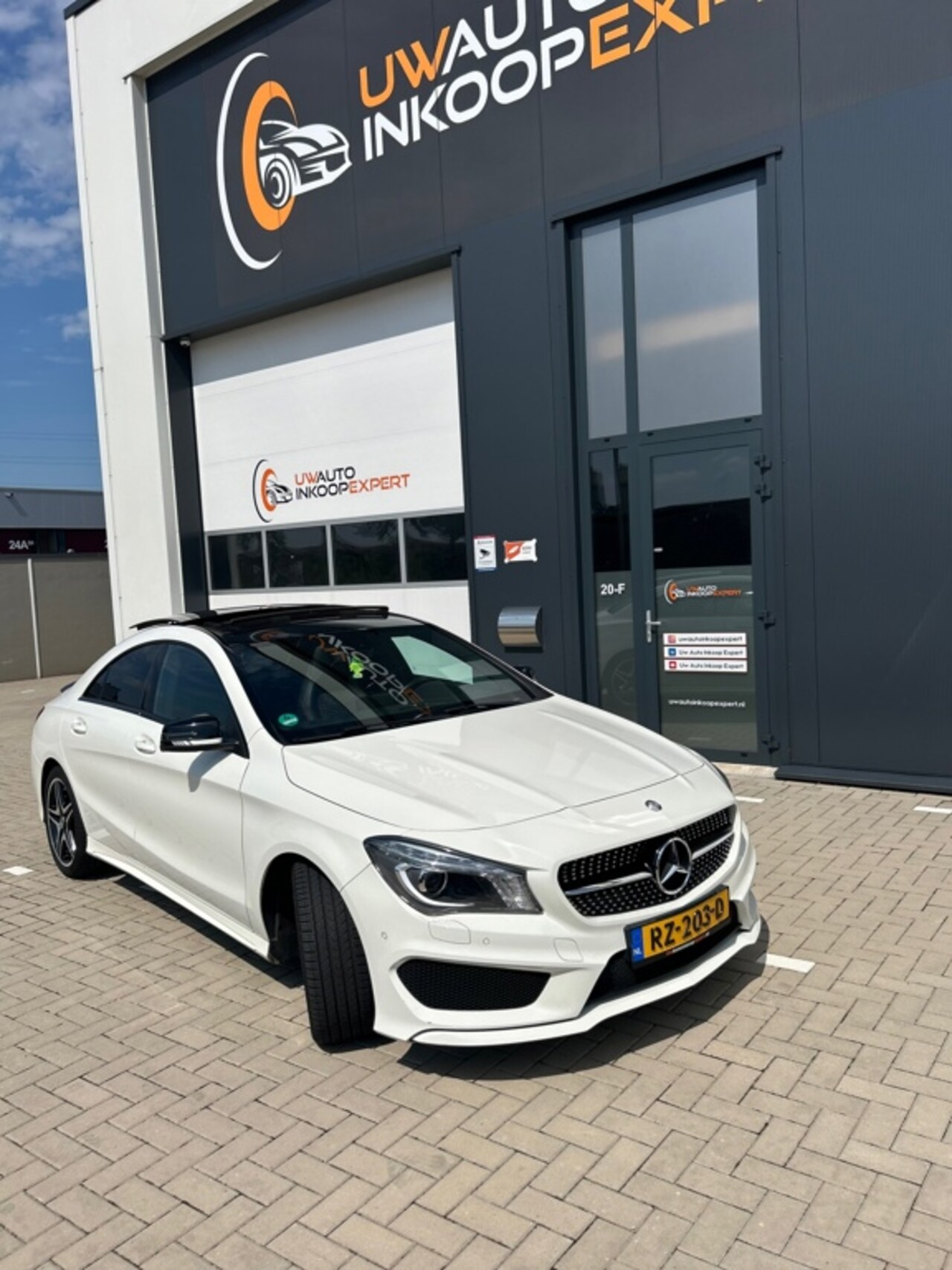 Mercedes-Benz CLA-Klasse - 180 Edition 1 DEALERONDERHOUDEN AMG PAKKET PANORAMADAK MEMORY STOELEN - AutoWereld.nl