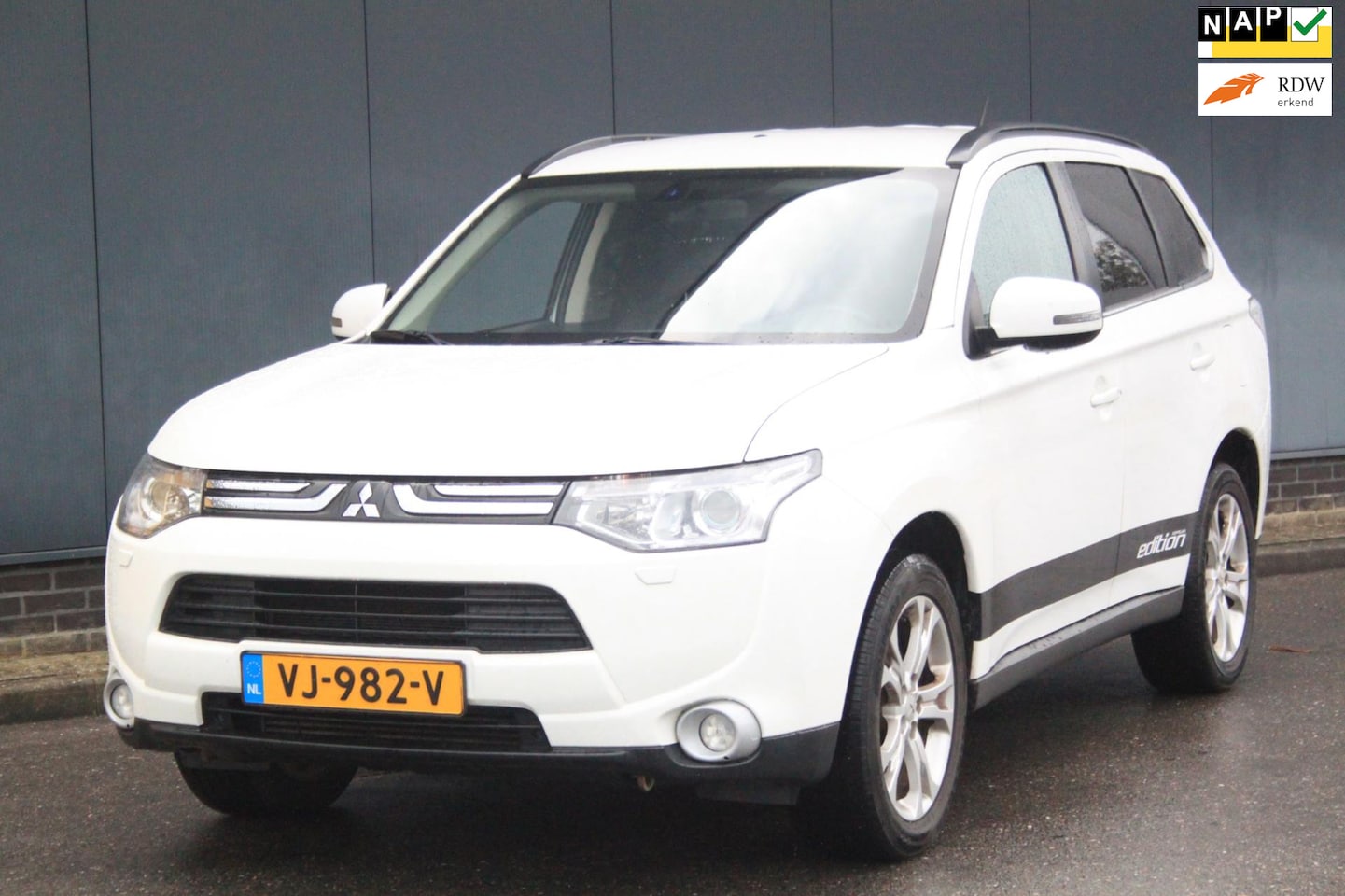 Mitsubishi Outlander - MITSUBISHI Xenon/Camera/Navigatie/Trekhaak/4x4 - AutoWereld.nl