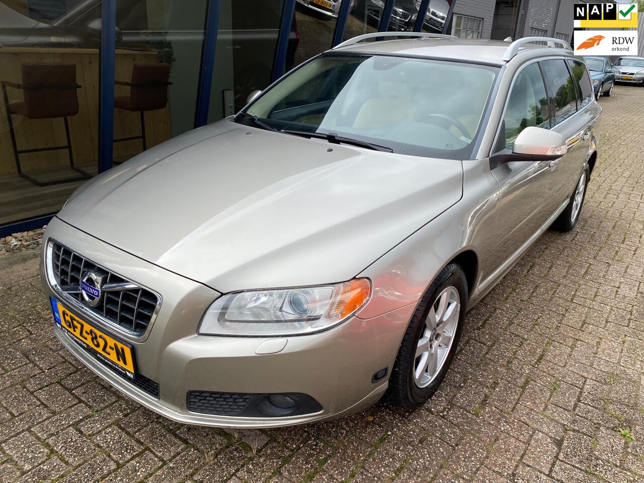 Volvo V70 - 2.5FT Summum 230PK LEER / ECC / PDC / TREKHAAK - AutoWereld.nl