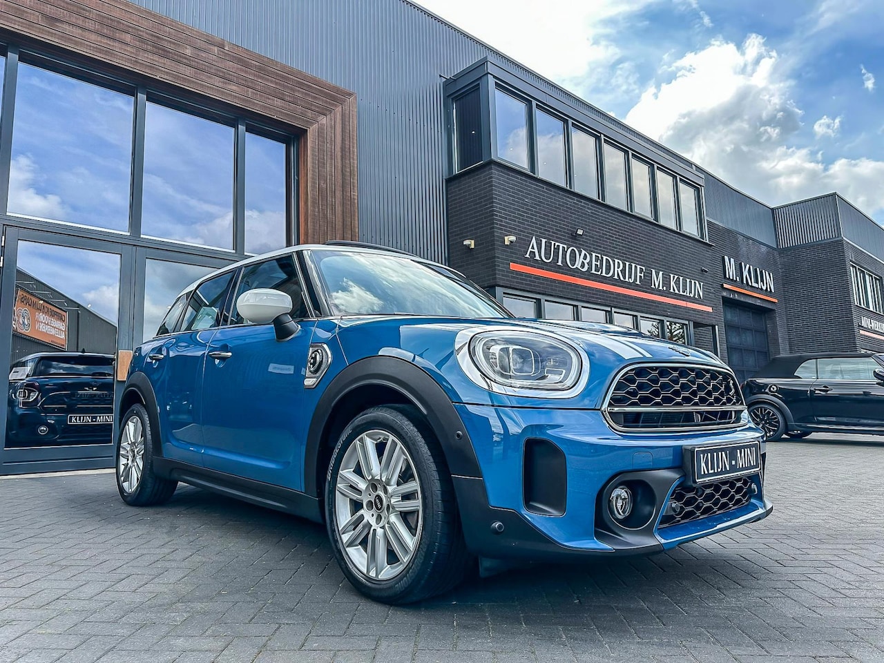 MINI Countryman - Mini 2.0 Cooper S E ALL4 Business Edition 220pk/nw model/leer/pano/camera - AutoWereld.nl