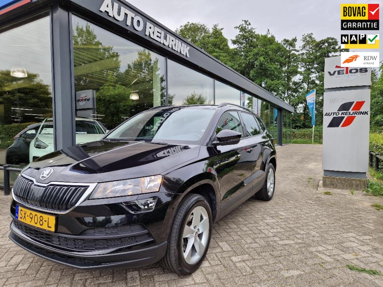 Skoda Karoq - 1.0 TSI Ambition/TREKHAAK WEGKLAPBAAR/NAVI/1E EIGENAAR - AutoWereld.nl