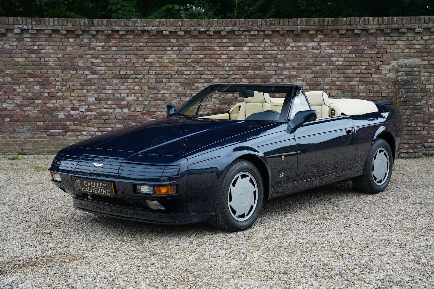 Aston Martin V8 Volante - ZAGATO Fully restored and revised, only 37 made, less than 400 kilometres from new, 6 spee - AutoWereld.nl