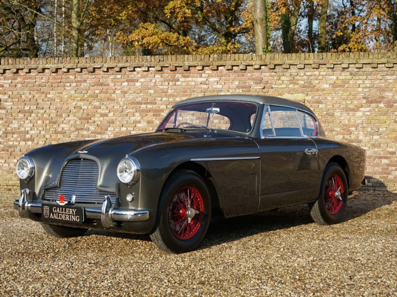 Aston Martin DB2/4 - MK2 fixed head coupé By Tickford Exquisite restoration: bare-metal finish and perfect deta - AutoWereld.nl