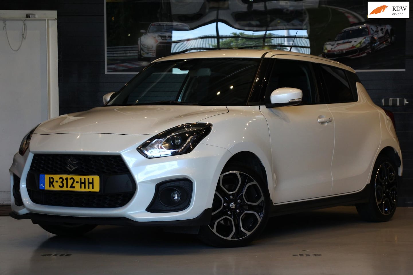 Suzuki Swift - 1.4 Sport 5drs - 140PK - LANE ASSIST - CAMERA - NAVI - DAB - ACC - STOEL VERW - CARBON - H - AutoWereld.nl