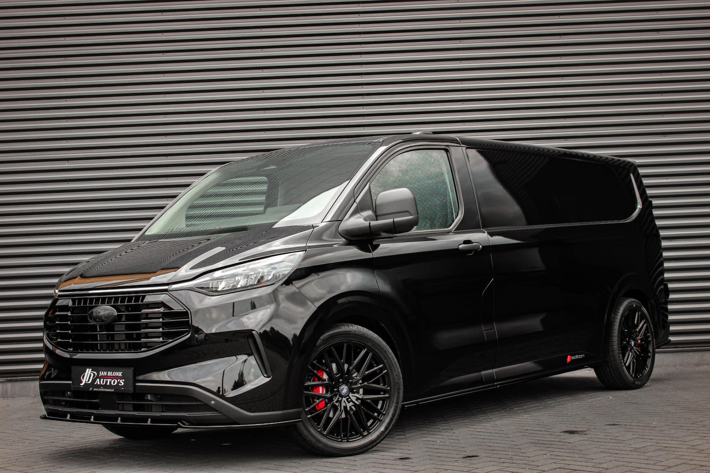 Ford Transit Custom - 300 2.0 TDCI L2H1 AUTOMAAT 136PK JB- EDITION / FULL BLACK / APPLE CARPLAY / 3- ZITS / MY20 - AutoWereld.nl