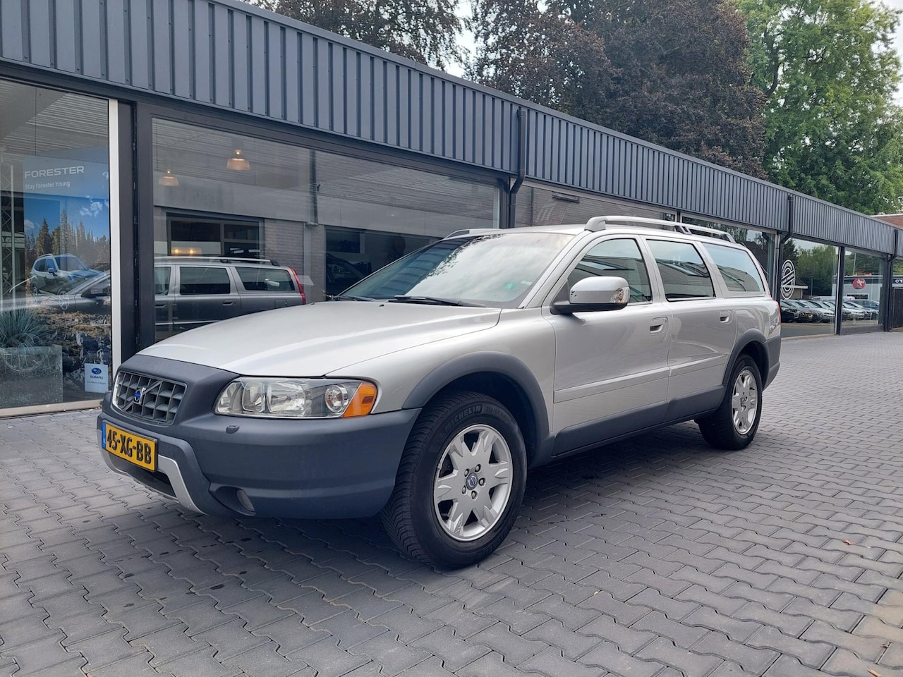 Volvo XC70 - 2.5 T Momentum Automaat Navi Clima Cruise PDC Trekhaak Electrisch inklapbare buitenspiegel - AutoWereld.nl