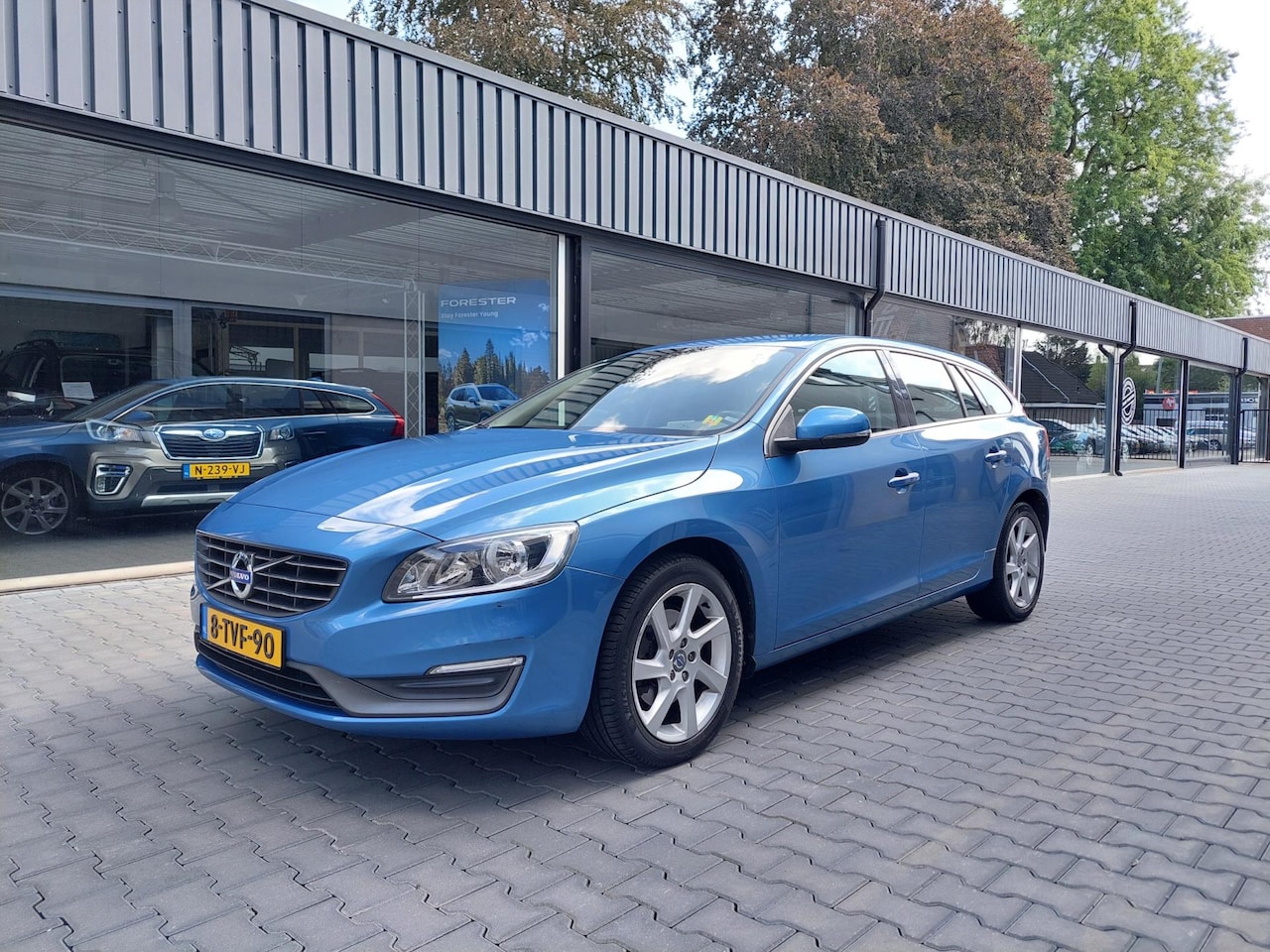 Volvo V60 - 1.6 T3 Momentum Dealer oh Regensensor Telefoon Navi Clima Cruise Electrisch inklapbare bui - AutoWereld.nl