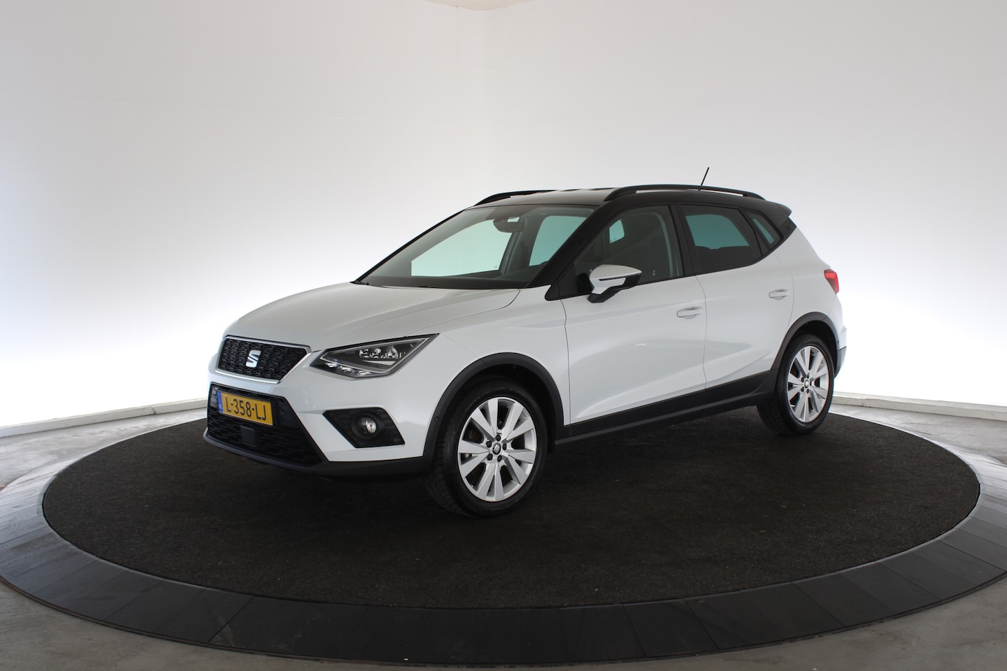 Seat Arona - 1.0 TSI Style Business Intense Plus | Trekhaak | Virtual cockpit | Clima | Navi - AutoWereld.nl