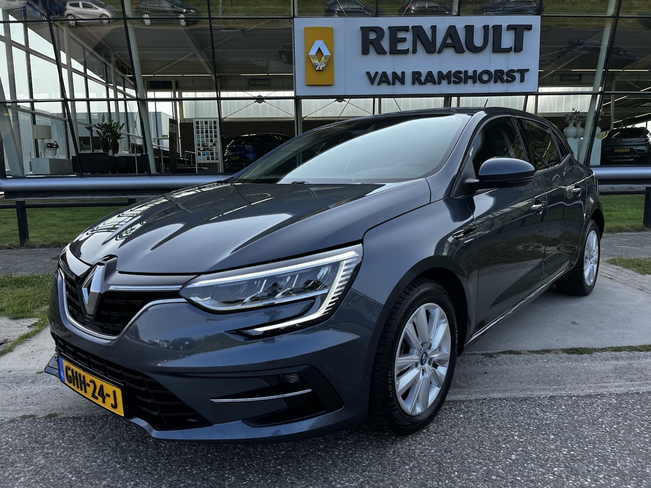 Renault Mégane E-Tech - 1.6 Plug-In Hybrid 160 Equilibre / Automaat / Apple Carplay - Android Auto / LED / Climate - AutoWereld.nl