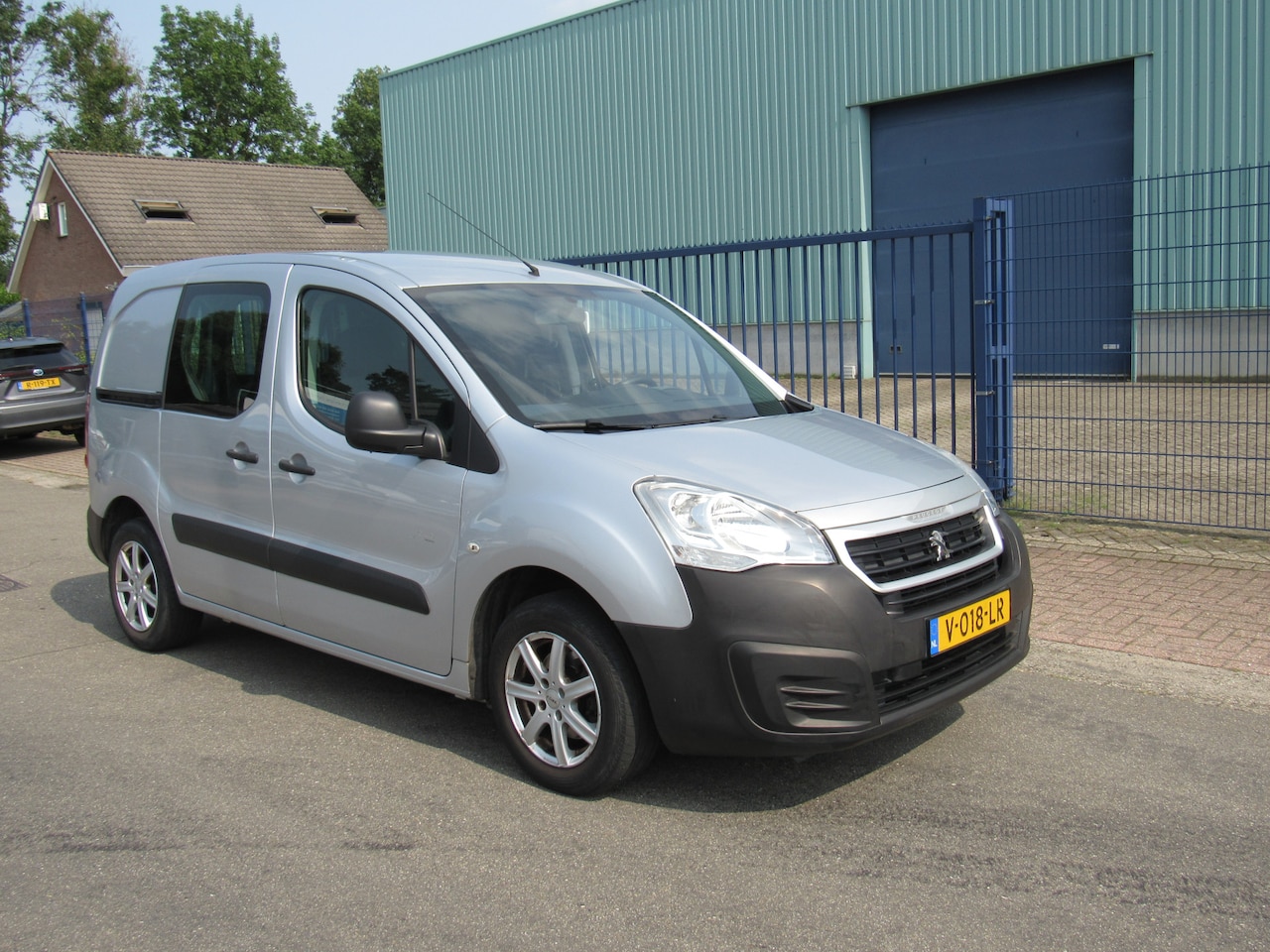 Peugeot Partner - 120 1.6 BlueHDi 100 L1 Premium S&S Automaat Airco - AutoWereld.nl