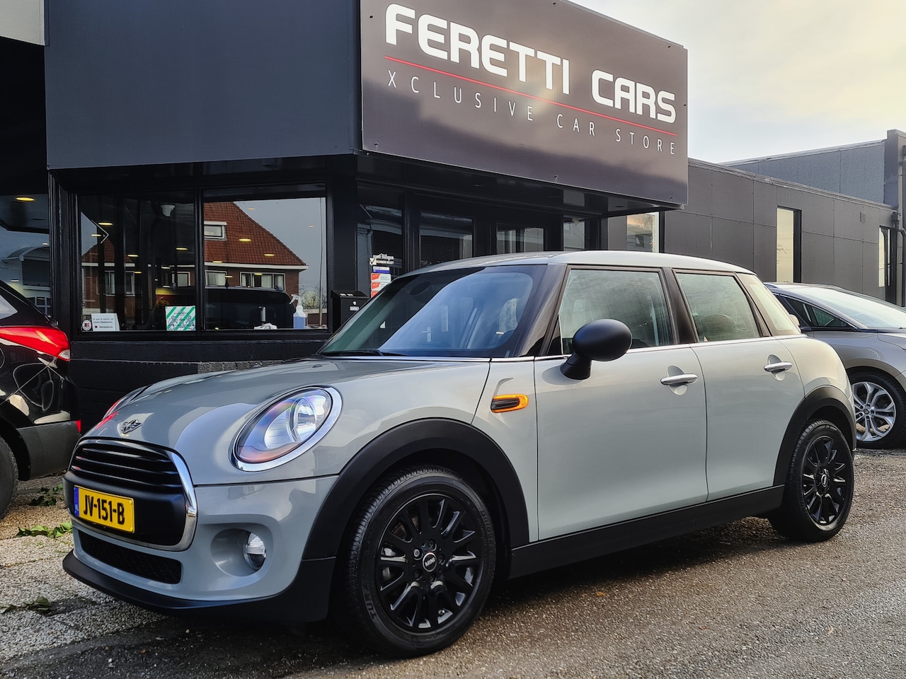 MINI Mini - 1.5D 4Drs BUSINESS EDITION SPORTLEDER NAVI PARKPILOT DIGI-DASH APPLE-CARPLAY LED LMV PDC - AutoWereld.nl