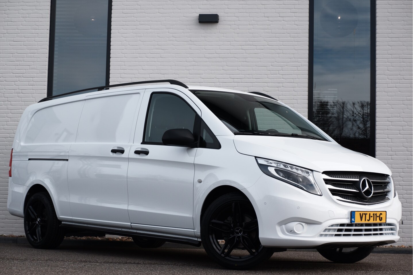 Mercedes-Benz Vito - 110 CDI / Extra Lang / Xenon / Apple Carplay / Camera / PDC / NIEUWSTAAT - AutoWereld.nl