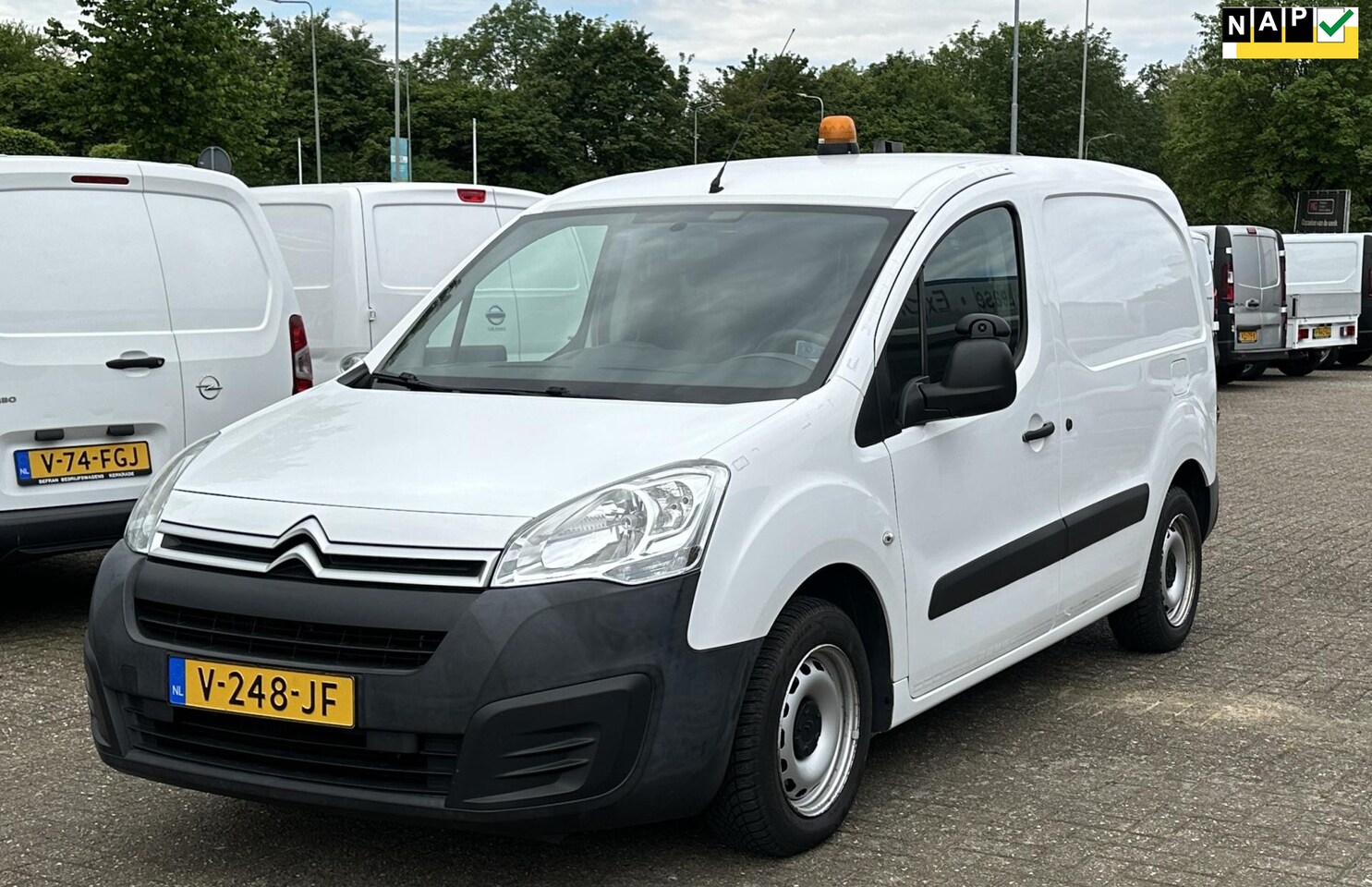 Citroën Berlingo - 1.6 BlueHDI Automaat 100 Pk - Airco/ Cruise/ Trekhaak - AutoWereld.nl