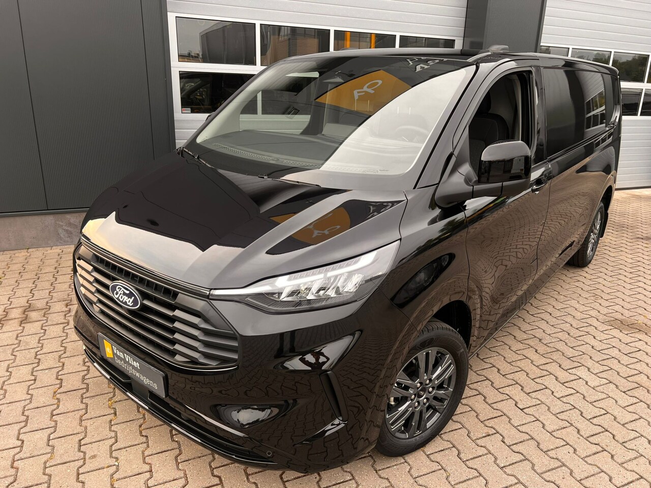 Ford Transit Custom - 320 2.0 TDCI L2H1 170 PK LIMITED Nieuw direct rijden - AutoWereld.nl