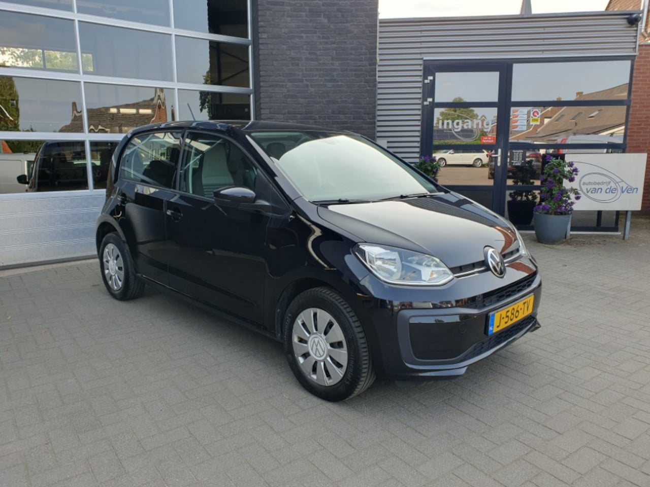 Volkswagen Up! - 1.0 BMT move up! 1.0 BMT move up! 5drs, cv, airco, blue tooth, zwart metallic - AutoWereld.nl